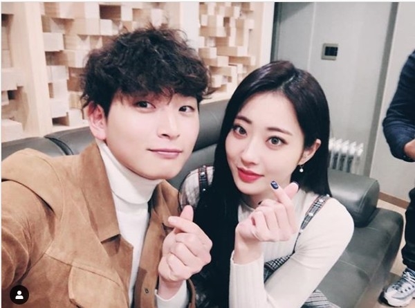 兩人在穩定交往2年後，男方收到了入伍通知，而在韓國當兵就是一個讓情侶分手的原因，因為必須分開很長一段時間不能見面，女生必須在外能抵受孤單才能讓戀情繼續下去。