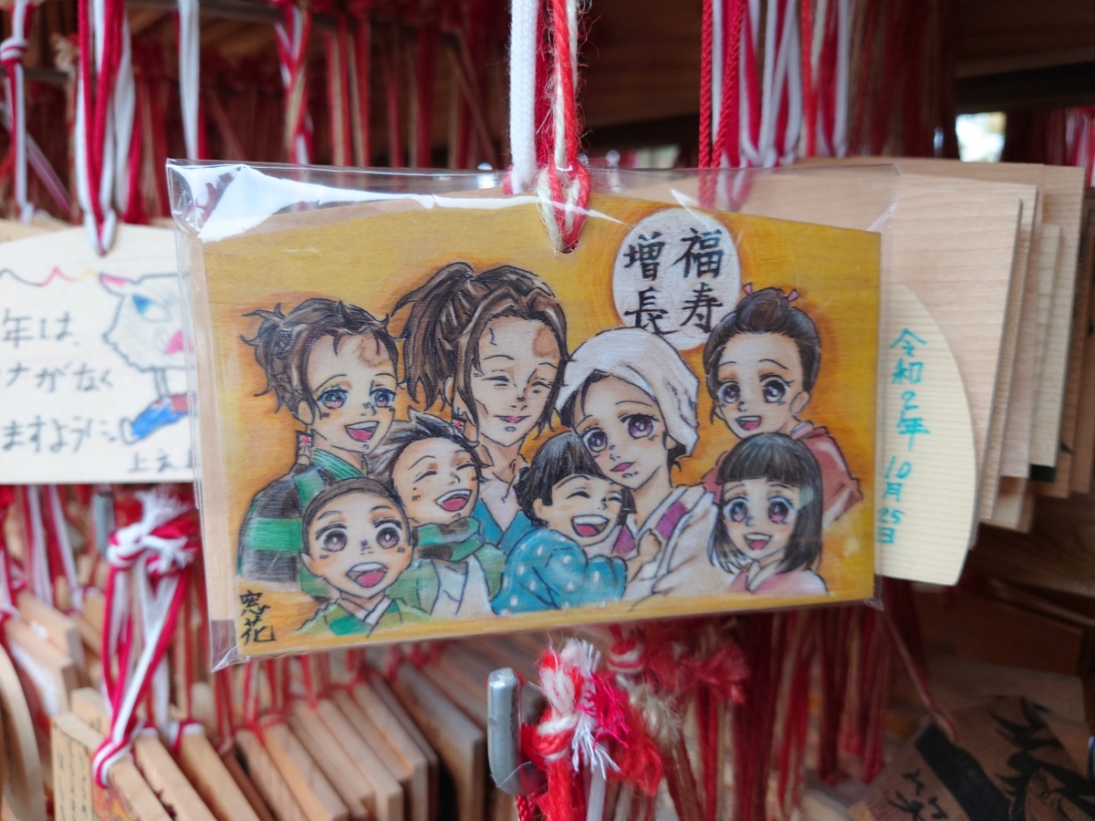 神社內更有不少畫功精湛的鬼滅粉絲即席畫上各式各樣的鬼滅風繪馬