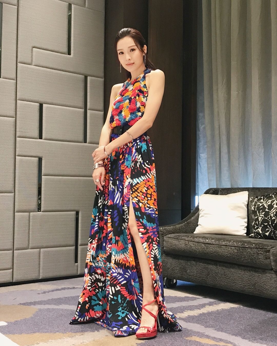 在同年的TVB Weekly第11屆人最強氣品牌大獎獲得「飛躍廣告女星獎」的李佳芯這次選擇了以印花圖案而聞名的品牌Leonard Pari