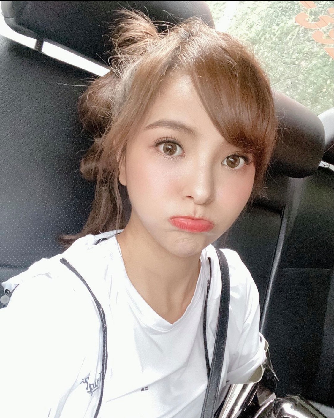 許凱希其實並非異常地矮,身高有154cm,和普遍的女生身高差不多,偏矮一點點,而且身體狀況良好。她是個看起來嬌俏可愛的女生,身高的骰,是讓不少男生也想保護的類型,她樣貌清純也不差,也有不少粉絲。到底被男友母親看不順眼的原因是為甚麼呢?