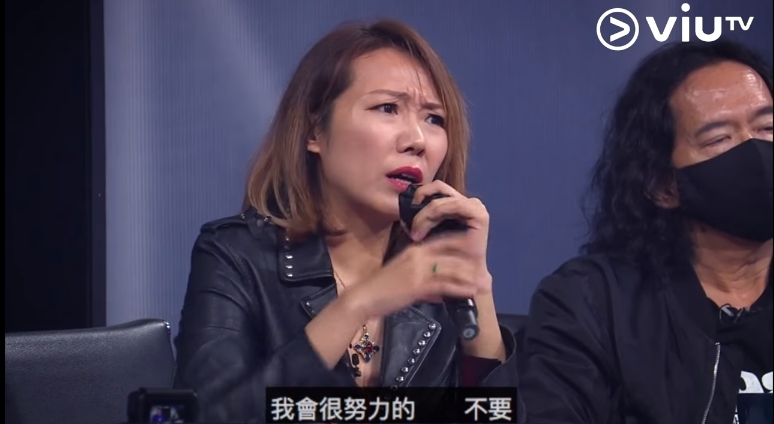 【全民造星III葉小妍】卓韻芝隨即稱:「件事唔係針對你,每一個人其實都好努力,坐在淘汰區嗰啲,佢哋冇努力咩?佢哋冇喺彈結他時手痛咩?唔好啦!」
