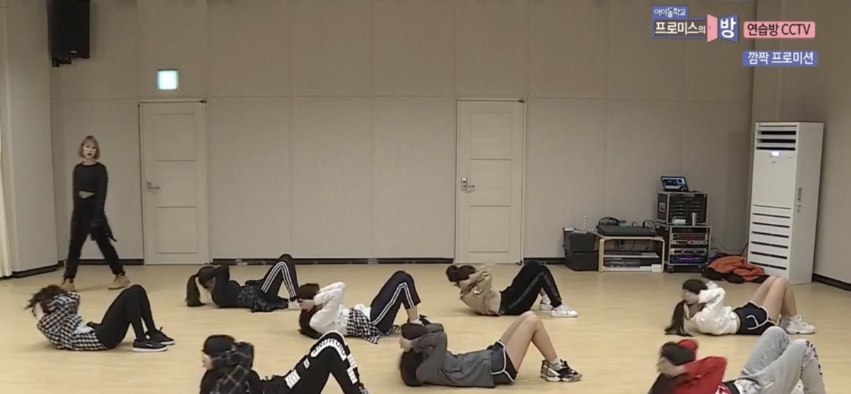 女團虐腹操step1a先做4下慢的,然後再來連續8下快的!