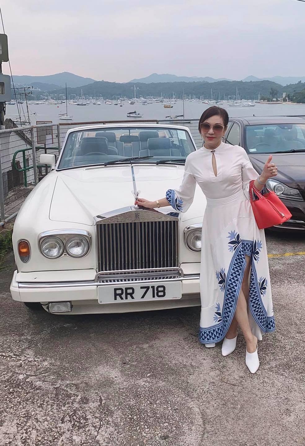 今次更直指母親屬引發第四波新冠肺炎的「跳舞群組」，但是卻「醒目」地避走大陸，在豪宅內盡享特權？