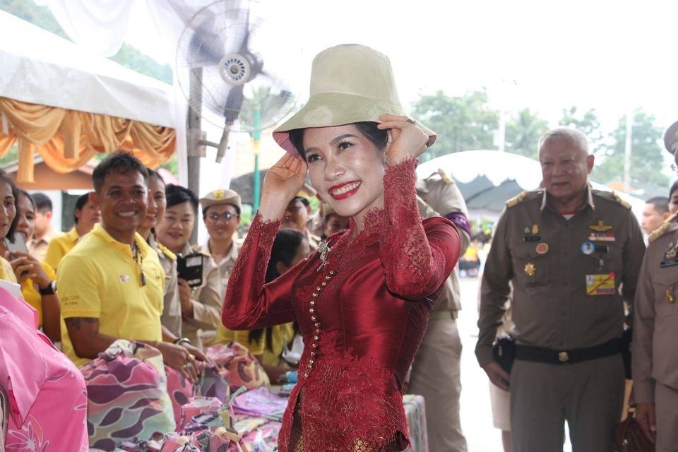 不過最近這位復寵廢妃又再次惹上是非,網上流傳著不少詩妮娜的性感不雅照片,