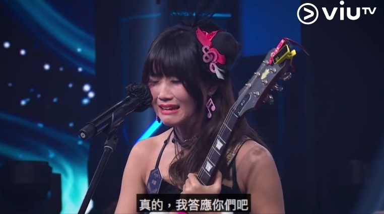 【全民造星III葉小妍】但是葉小妍仍不想離開,更哭說:「唔好,求下你呀,我會做好啲!我會好努力學,我應承你哋丫!」