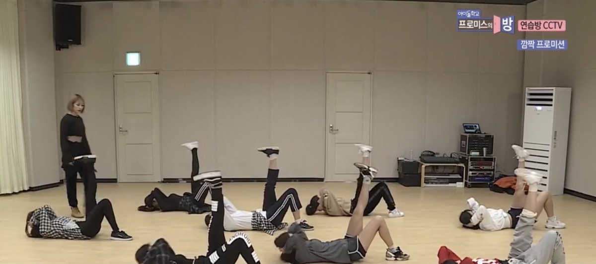 女團虐腹操step2不要停止,接著做捲腹動作,但是這一次要把一隻腳抬高伸直呈90度角。然後也是先做4下慢的,然後再來連續8下快的。