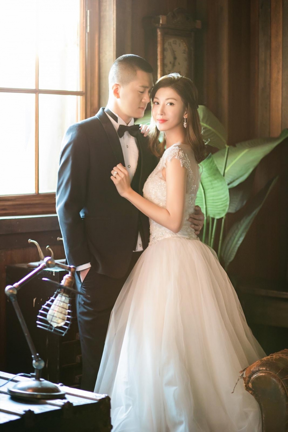 李彩華Rain宣佈與內地富商黃彥書離婚!在上年情人節公佈婚訊的他們閃婚僅19個月便於本年9月離婚!她坦言離婚原因是因為疫情常常被分隔兩地,無法見面就產生溝通上的問題,未能解決於是分開收場。因疫情關係,他們也一直未能擺喜酒。今年她更孤單一人工作過生日,由廣告客戶幫慶祝她11月11號的光棍節生日!