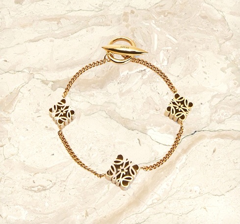  Loewe 的飾物也絕對是大家值得留意的一塊，而剛剛全新推出的 Anagram 系列也許會令你相當心動！