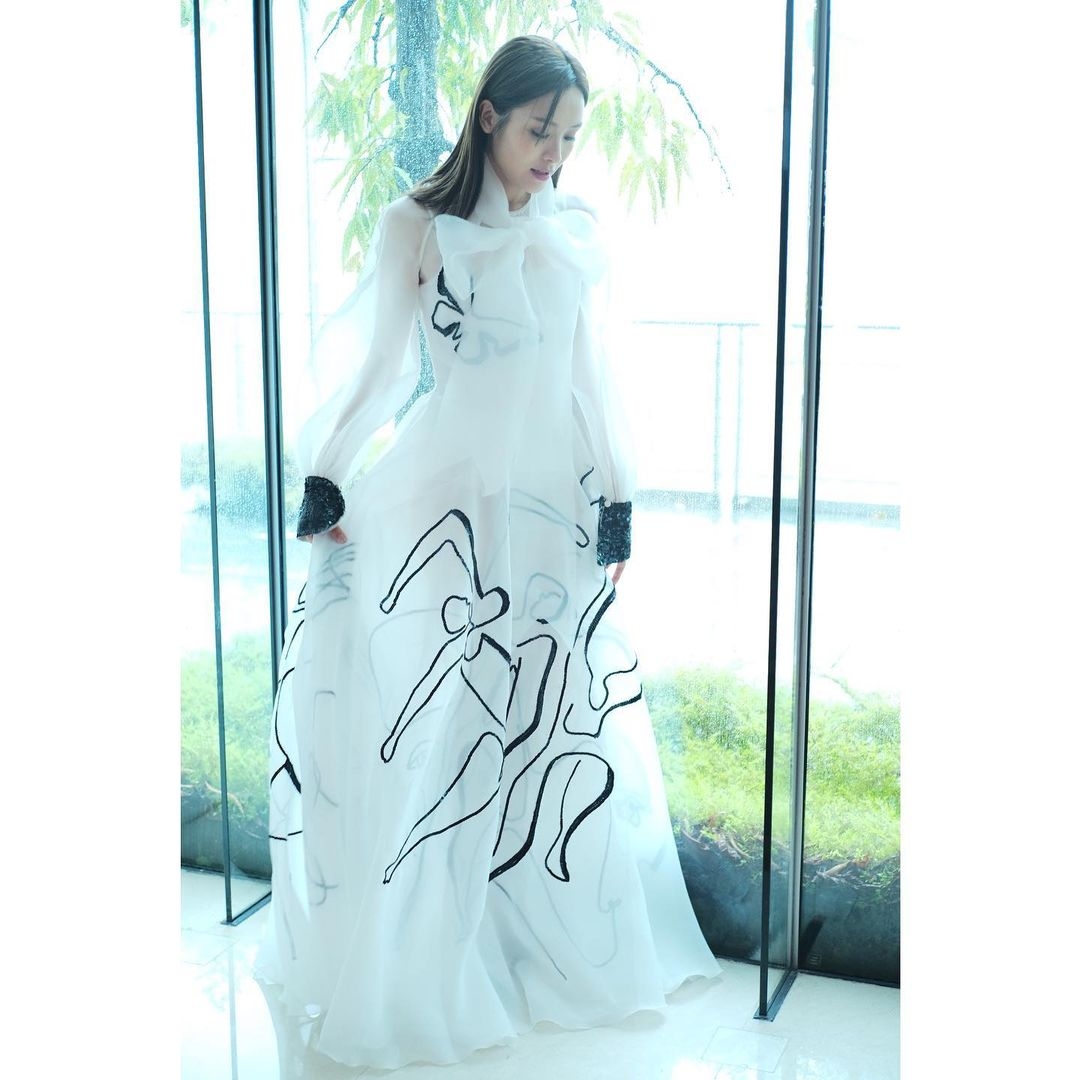 後背是開空剪裁能展現李佳芯白滑的「美背」