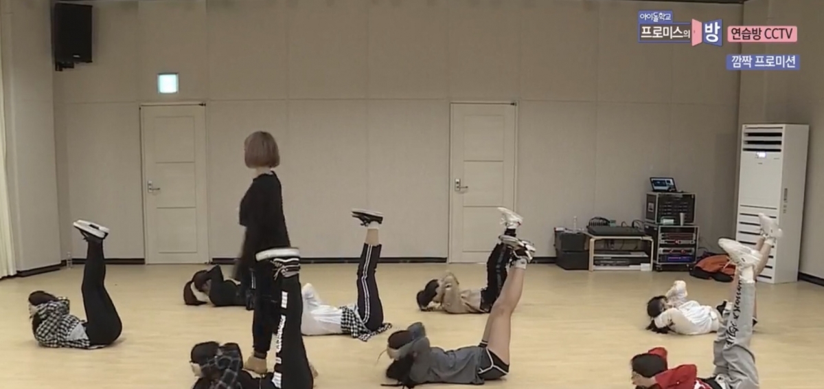 女團虐腹操step3把雙腿都抬起來,然後捲腹,也是先做4下慢的,然後再來連續8下快的。過程都是不可以停止休息要連續做的喔~