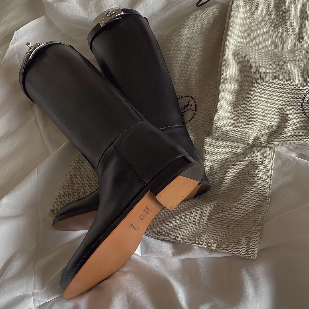  Hermès 手袋款中體現到之外，它們家的鞋款也同樣貫徹極簡風格！無論是平底及膝長靴 Jumping Kelly，