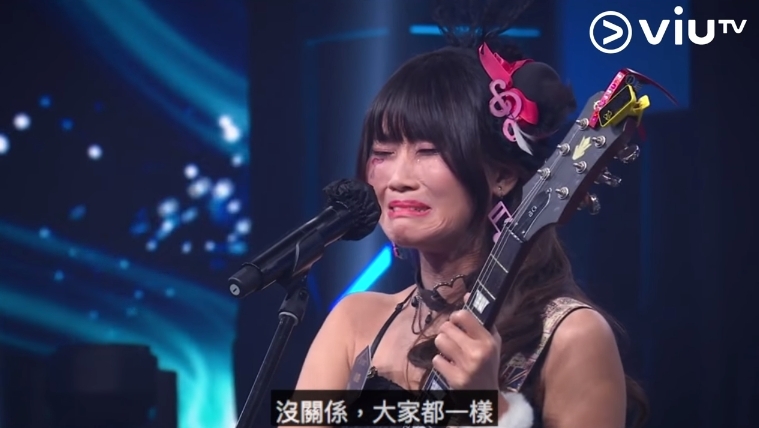 【全民造星III葉小妍】葉小妍聽到卓韻芝的批評後,情緒突然崩潰,並大哭:「對唔住,我好驚好緊張!我唔想離開呢個舞台住呀!」