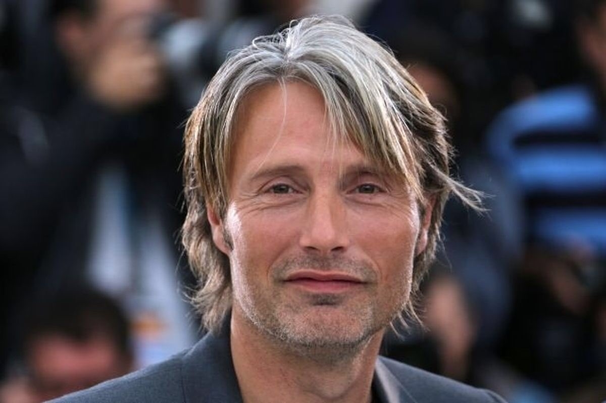 怪獸與牠們的產地3-3網民對於此選角大為滿意,除了因為Mads Mikkelsen是位帥哥型男,觀眾也相信他的「邪惡臉孔」可以演活葛林戴華德的角色。那張嘴臉雖然夠「反派」,但是也有網民認為他比起Johnny Depp的感覺來得更高冷,需要時間習慣一下。他原來在真實生活中,他是個溫柔愛貓之人,看來人格也受到網民認證~