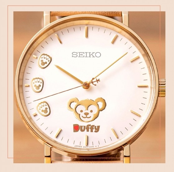手錶的顏色取用了女生最愛的溫柔奶茶色,戴上手還很顯白~米金色的配搭很高貴,搭起衣服上來也超好搭~白色的錶面加上閃亮金色的針款式很文青,表面上還有一個duffy的小熊,燙金的頭像超可愛!