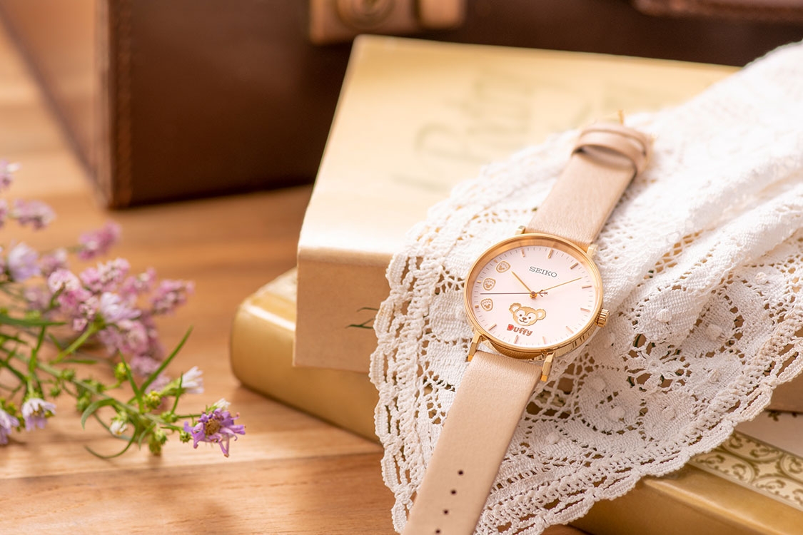 迪士尼近日又推出新品,這一次推出的手錶是跟SEIKO聯乘的Duffy款手錶~日本著名的錶商推出了超精緻的duffy款簡直是粉絲不可不買的商品啊!手錶12月1號開賣,讓不少粉絲滿心期待!