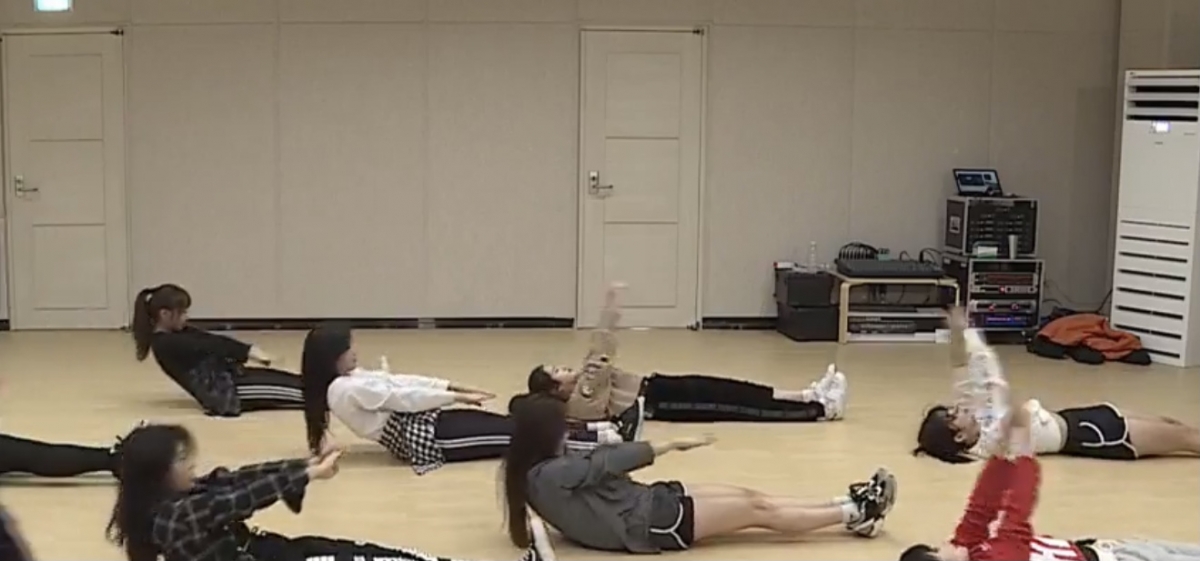 女團虐腹操step6a然後借手放下來的力和腹部的力坐起來,手垂直放胸前。