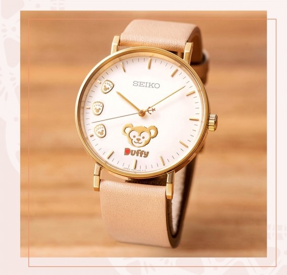 最特別的就是表面上有3個duffy的腳印,像是duffy陪伴你走過人生的每一秒鐘,設計超窩心,讓你一直也不孤單,紀念著幸福的時光~另外,迪士尼迷有沒有發現一個蘊藏在內的彩蛋呢?答案就是最讓人驚喜的米奇老鼠頭竟然隱藏了在腳印當中!