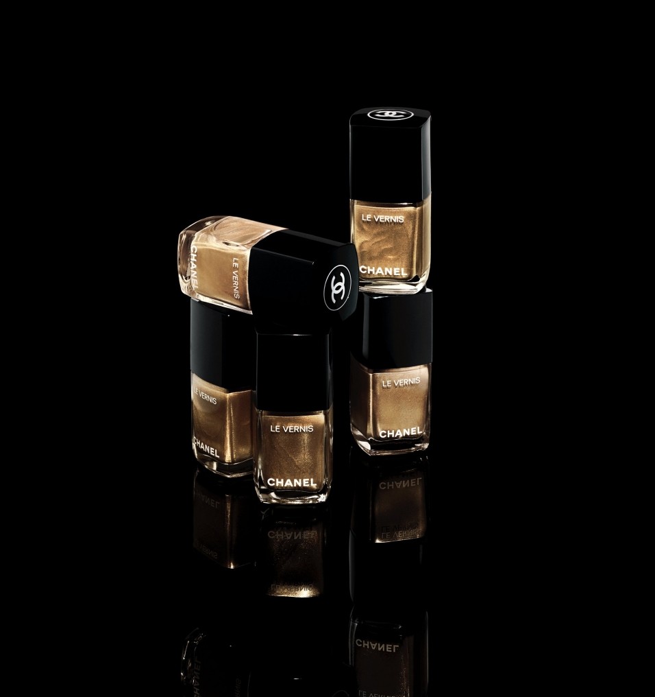 【Chanel聖誕彩妝】#773 Chaîne d’Or 色調的甲油,以閃爍復古金色打造而成,擦在美甲上瞬間增添優雅耀目的氣質,輕散發女人味,配合絕美的節日妝容,簡直是無懈可擊!