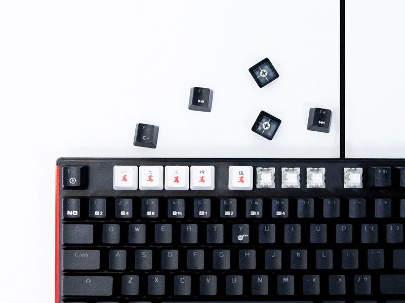 日本日前就推出了一款麻雀造型的鍵盤按鈕,想不到日本對麻雀的文化也那麼有興趣,而且還推出鍵盤配件,真的讓人驚訝!麻雀風的設計色彩鮮豔,而且很有風味,可能日本人也喜歡這種韻味,因而設計來裝飾鍵盤,日本的商品真的包羅萬象啊!