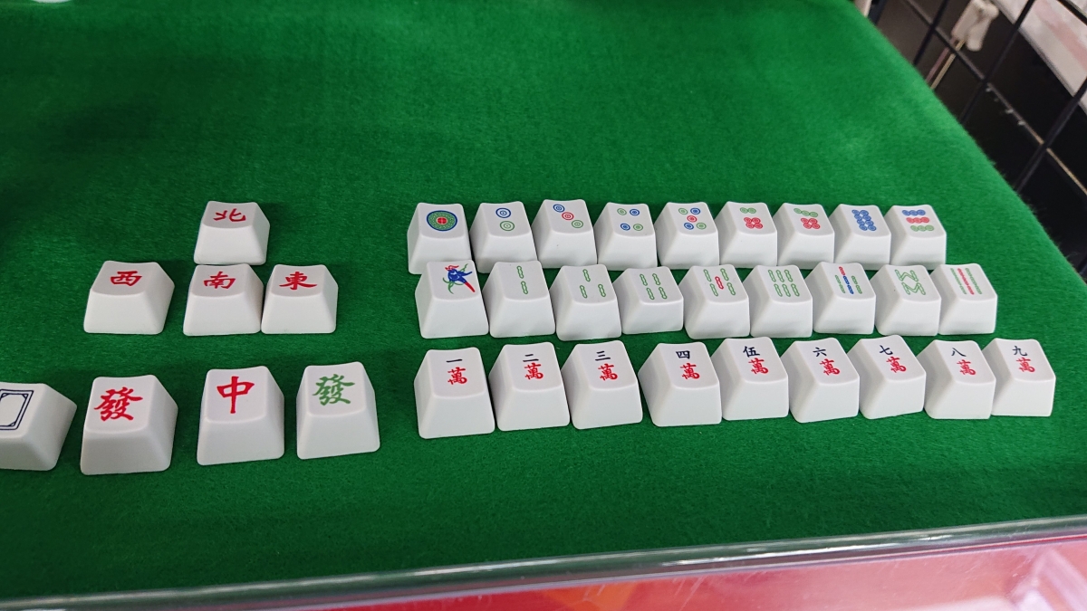 這些「麻將鍵盤按鈕」可愛在它可以替換鍵盤上的數字「一至九」,它共有萬子、索子、筒子的「一至九」,可以選兩種喜歡的風格,畢竟鍵盤上有兩組數字鍵~一組9顆共賣1,480円(+税),約港幣$120元,售賣創意。