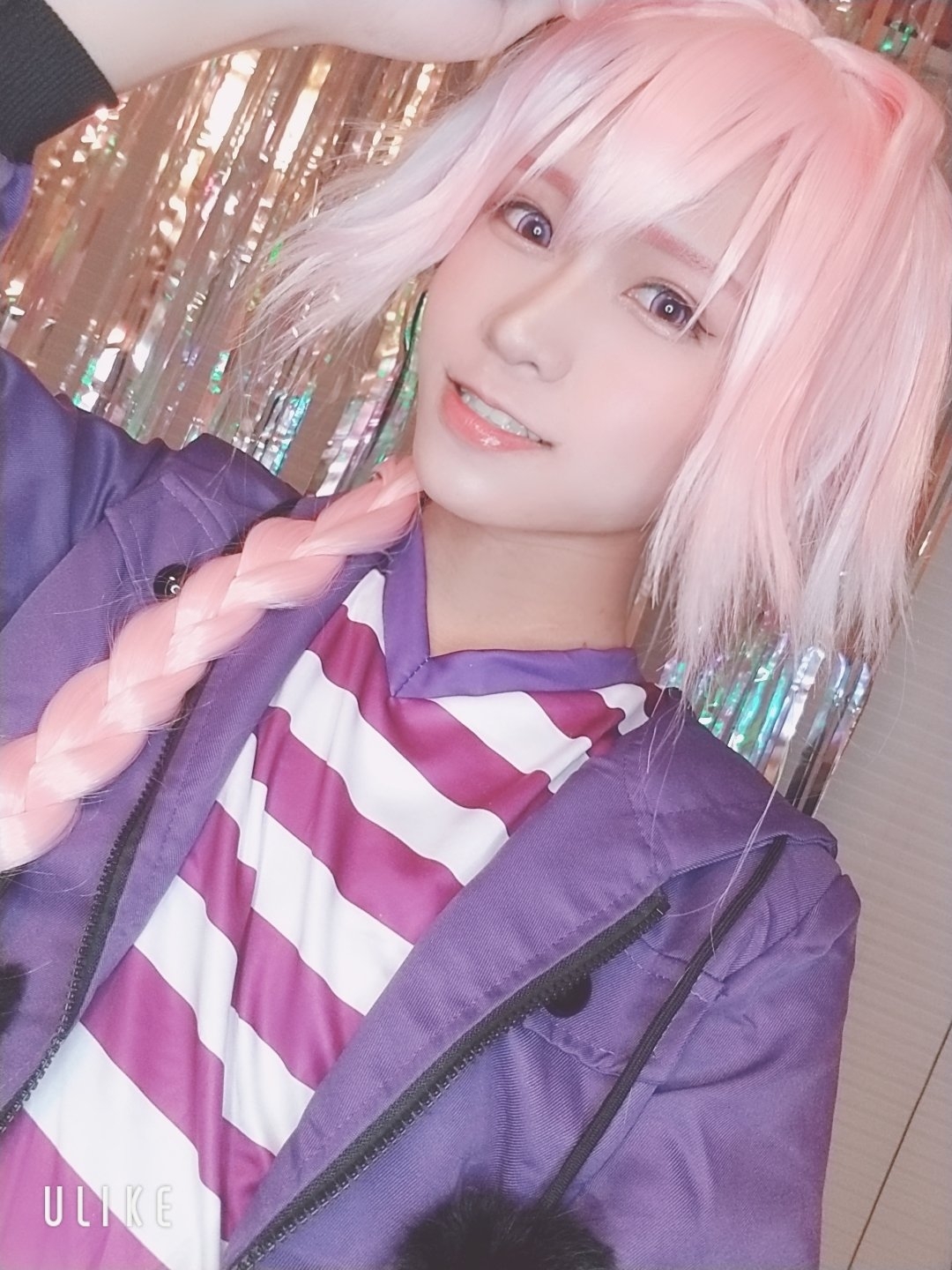 日本一位20歲的超萌白滑女生,扮起可愛上來迷倒不少男生!撫媚的眼神加上甜美的笑容,簡直是風姿綽約的一位少女~不過他本身居然是個油頭垢面電車男!他的眼睛原本超細,皮膚也黑,原來他是靠精湛的化妝技術搖身一變成為美女!對比圖嚇到不少網民!