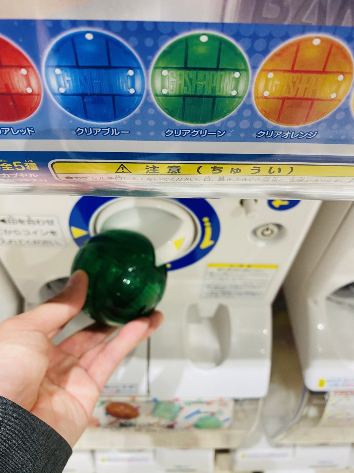 扭蛋迷有福了!為扭蛋而設的這款防疫用品是由日本 BANDAI推出的這款「個人扭蛋轉盤套」最近被日本網民熱議!他的功能上就是為了在疫情期間避免多人接觸扭蛋機上的轉盤而導致細菌傳播,不用碰把手讓手部可以保持清潔。