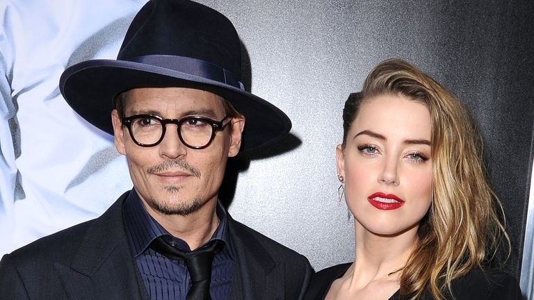 【Johnny Depp Amber Heard家暴】Amber Heard 以不好的用詞評論 Johnny Depp 身上的刺青,最後 Johnny Depp 感生氣而摑了Amber Heard 一巴掌。