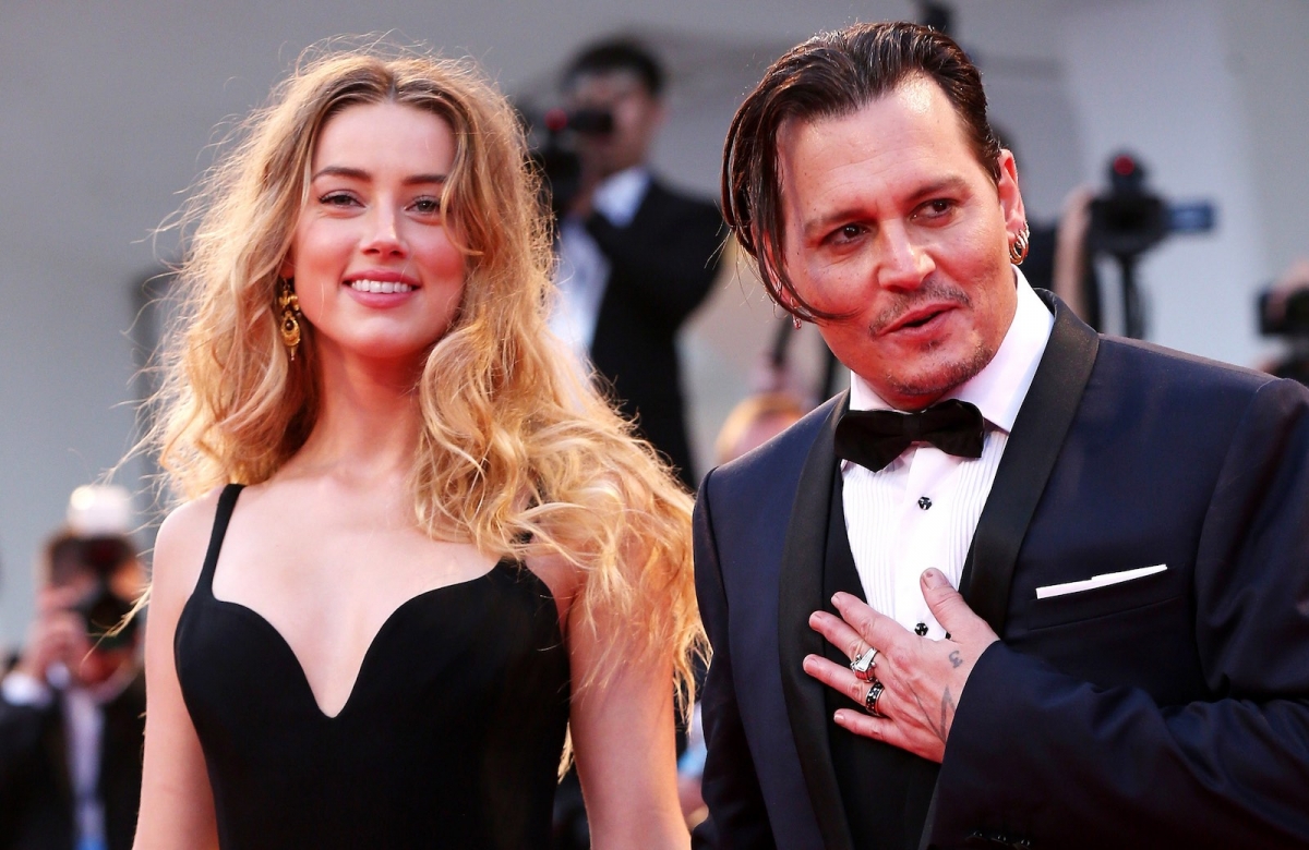 當時Amber Heard 在洛杉磯住所床邊就放了一幅前任的畫作,此事也令到 Johnny Depp感到不滿且非常生氣