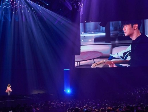 結果來到最終場,楊丞琳在演唱會表示今天的演唱會沒有嘉賓,只有家人。神秘嘉賓正 是李榮浩,他以視訊投影至大螢幕方式驚喜「出現」,與楊丞琳合唱《曖昧》,表演間雙方並沒有對話,他只默默的為她伴奏,僅獻唱了最後一句「曖昧讓人受盡委屈」。