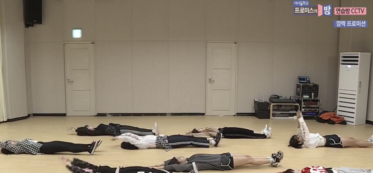 女團虐腹操step6這個動作是恍如起床坐起來的動作,首先把手往上伸直,身體和手呈一條直線。