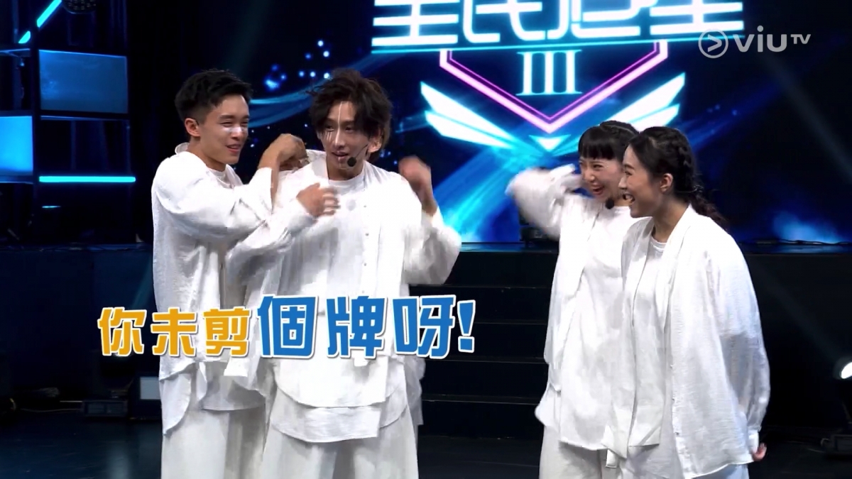 眾人疑惑,小儀接著說:「農夫,你件杉未剪牌啊」。原來他的失誤是在服裝上的大意,算是一個小問題~Manson就尷尬可愛伸脷然後離開舞台,隊友們和眾人也被惹笑~