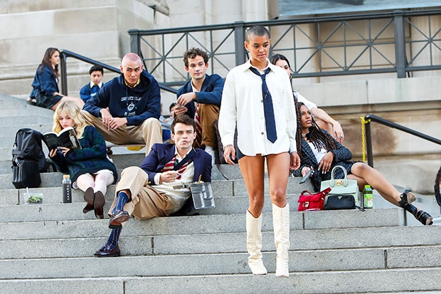 新版《Gossip Girl 花邊教主》演員造型大崩壞/今年於HBO Max播出
