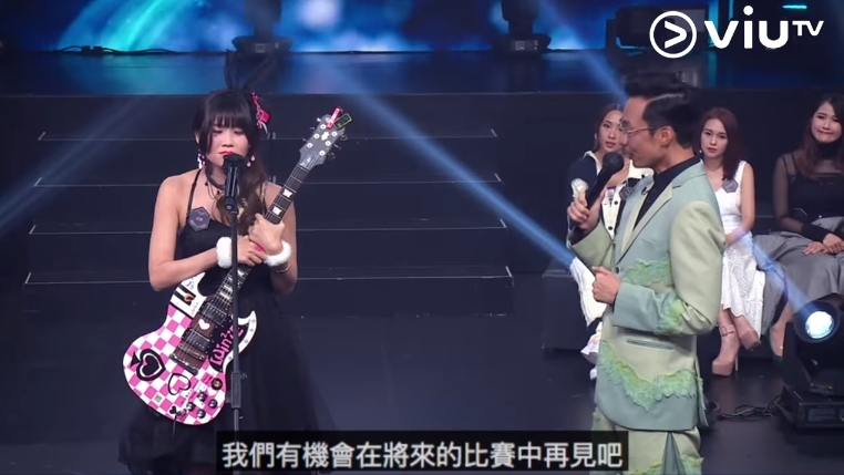 【全民造星III葉小妍】主持人見狀,也馬上上台告知她已被淘汰,要離開舞台。但是葉小妍仍不想離開