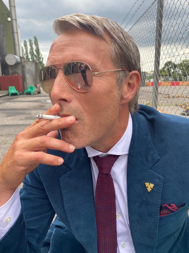 怪獸與牠們的產地3-7網民對於此選角大為滿意,除了因為Mads Mikkelsen是位帥哥型男,觀眾也相信他的「邪惡臉孔」可以演活葛林戴華德的角色。那張嘴臉雖然夠「反派」,但是也有網民認為他比起Johnny Depp的感覺來得更高冷,需要時間習慣一下。他原來在真實生活中,他是個溫柔愛貓之人,看來人格也受到網民認證~