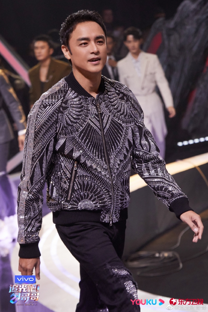 相爭當全新男團的不止陳曉東,40歲的明道和39歲的汪東城也成為討論熱話,40歲的明道還未顯歲月的痕跡,閃亮帥氣的登場,很受網民歡迎,而且還稱他有「霸道總裁」的風範!