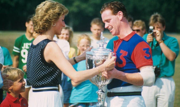 戴妃坦言自己正在跟英國前騎兵團軍官 James Hewitt 發展一段婚外情，