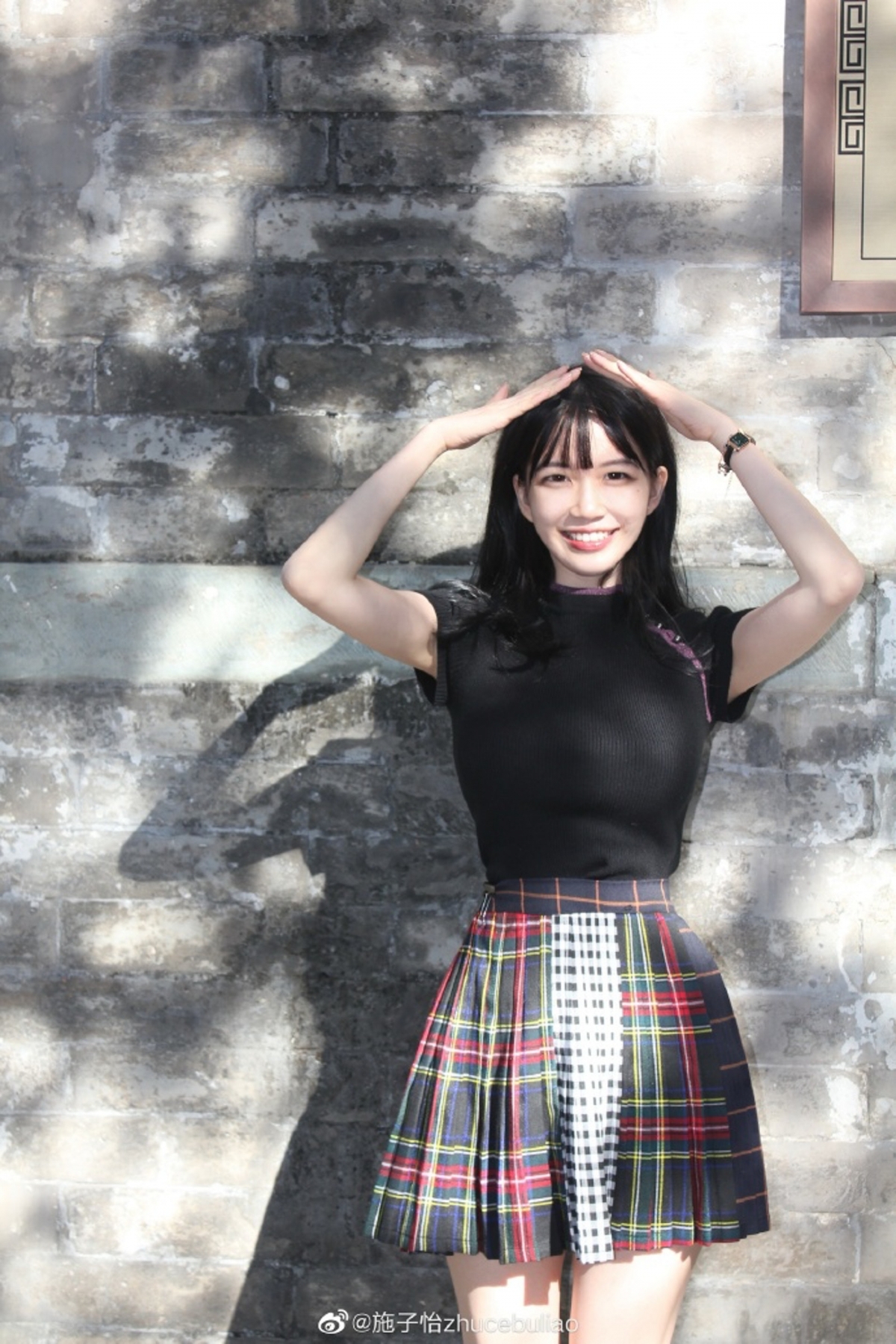 【大陸網紅濾鏡】有網民甚至認為施子怡的真人很顯老態:「明明20歲,但是看來就是一位40歲的大媽!」、「整個年齡看起來像是隔了半個世紀吧!」