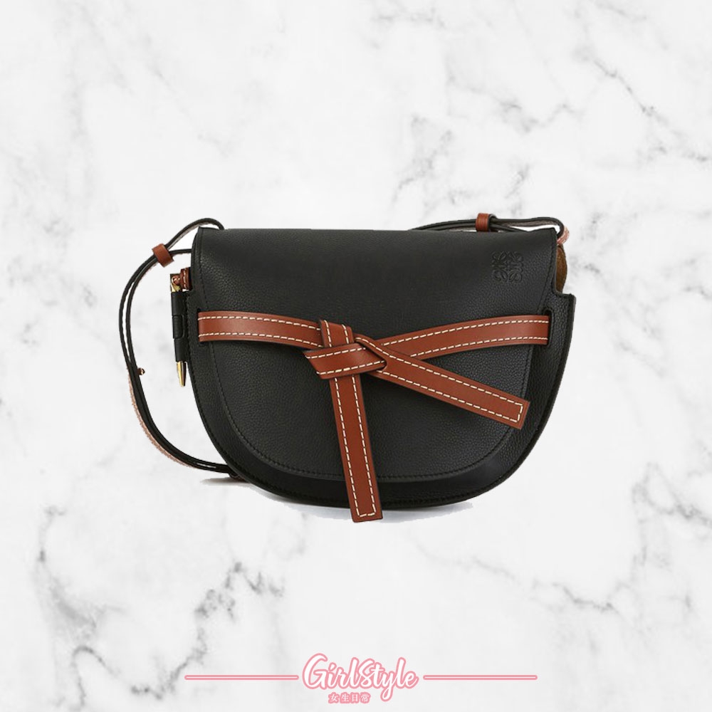 【24s名牌手袋Black Friday2020】LOEWE GATE系列也是不少女生入門必備之選,設計原是經典的馬鞍袋,加入了打結的皮帶和側面鎖扣金屬別針