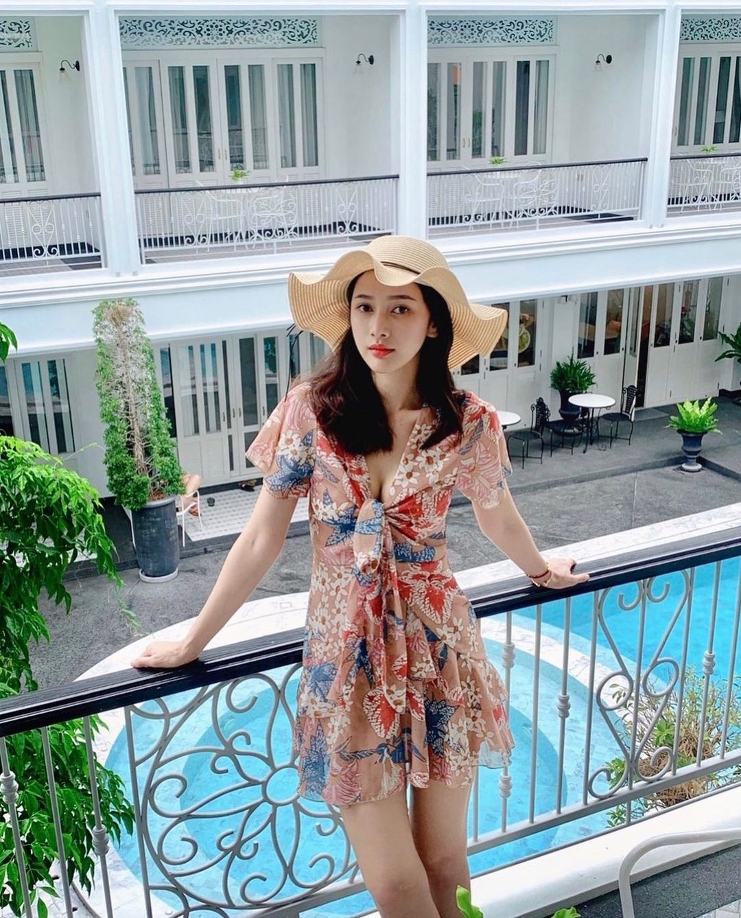 他的女朋友亦是一名美女,五官精緻深邃,是一名小有名氣的KOL