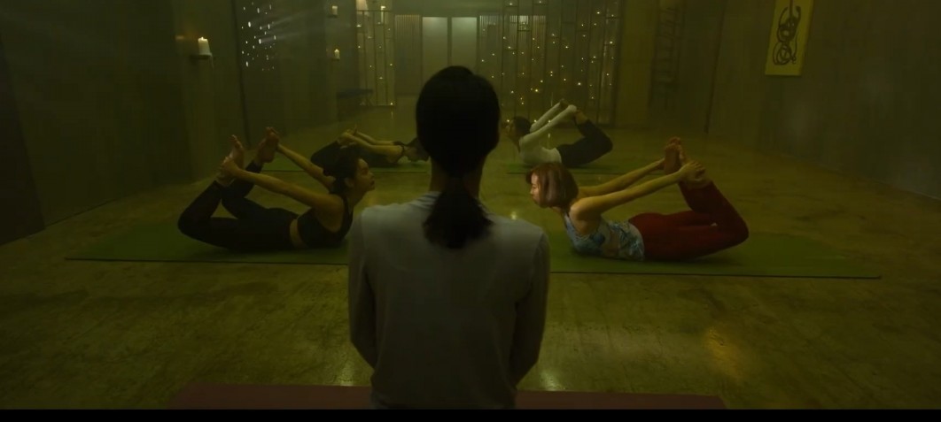 一想起做瑜珈,其實也會感覺非常平靜和放鬆,但韓國竟然以此為題拍了一套恐怖片?《瑜珈怨》一片以瑜伽作背景,講述一個女模為了想變得更美,不被後輩褫奪她的地位,就參加了一間瑜珈學院得的禁忌課程。