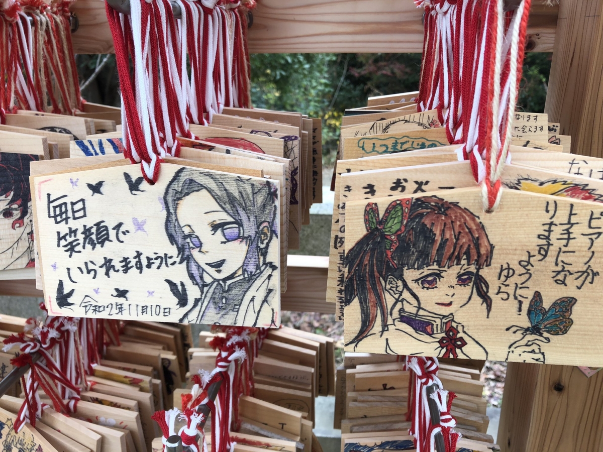 神社內更有不少畫功精湛的鬼滅粉絲即席畫上各式各樣的鬼滅風繪馬
