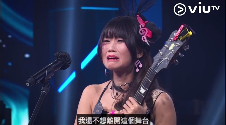 【全民造星III葉小妍】葉小妍聽到卓韻芝的批評後,情緒突然崩潰,並大哭:「對唔住,我好驚好緊張!我唔想離開呢個舞台住呀!」