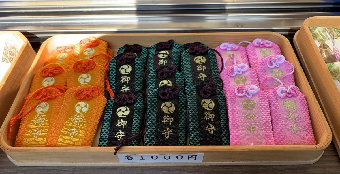 神社更順勢推出以《鬼滅之刃》角色服飾為靈感的主題御守,分別有炭治郎、禰豆子及善逸御守