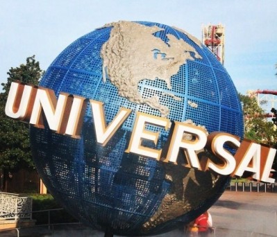 Universal Studio環球影城相信不少人也到訪過,在樂園門口加上Universal Studio字樣的地球儀可說是遊客留念必打卡之位!近日在Twitter瘋傳一位日本人的創意大作,他模擬了那個地球儀上看世界的視覺,虛擬的字母就像在天空上飛,驚人的技術讓人眼球衝擊啊~