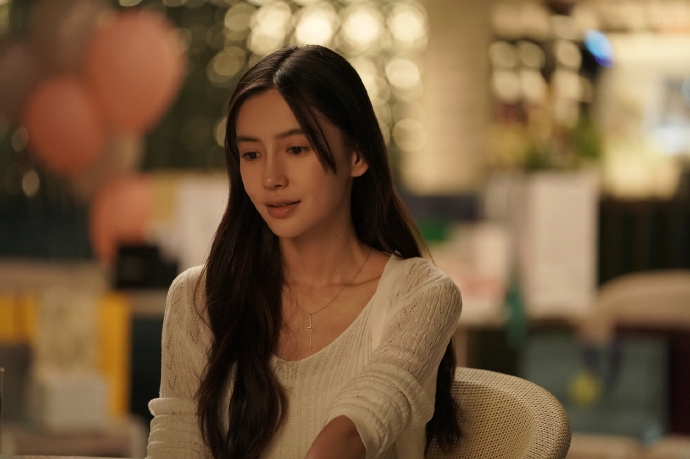 雖然Angelababy的作品量驟降,但是卻憑藉最新的電視劇《摩天大樓》中的表現挽回部分正面的評價