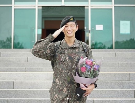 2am鄭珍雲於上月終於退伍復出！他在服役期間被爆出與女團Nine Muses其中一員倞利的戀情，他一直也沒有公開談及戀情，在近日一個韓國節目中他透露了戀情背後辛酸，並一度激動得連流滿臉！他更在節目中想女友甜蜜告白，又邊哭邊笑害羞掩臉超可愛，一度成為韓國城中熱話！