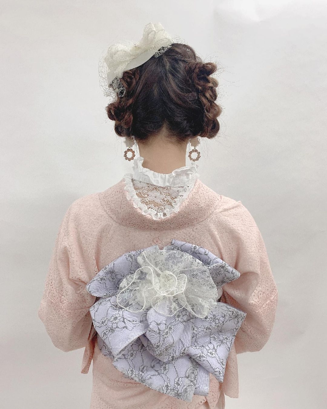 這種「洋風和服」的出處暫不可考,有傳是沿自日本短暫而燦爛的大正時期