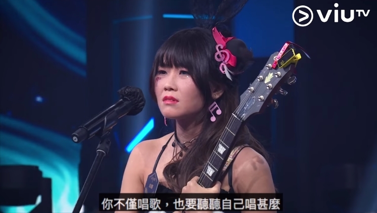 【全民造星III葉小妍】葉小妍聽到卓韻芝的批評後,情緒突然崩潰,並大哭:「對唔住,我好驚好緊張!我唔想離開呢個舞台住呀!」