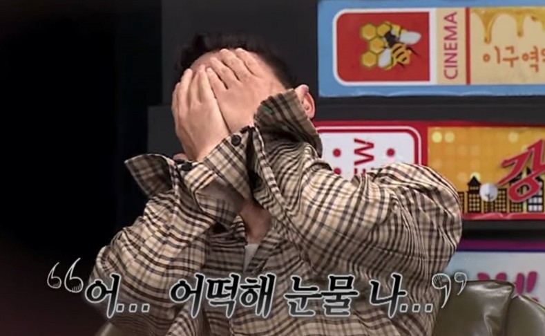 2AM鄭珍雲一年前在3月時入伍當兵，沒想到在11月就被爆出與性感女團Nine Muses的一員倞利熱戀中，並且交往已經2年！他於本年上月退伍後，終於活躍現身綜藝節目，並透露了戀情的秘史！