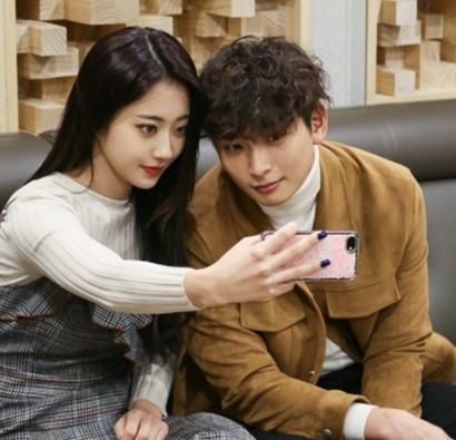 鄭珍雲也在節目中坦言他認因為不捨得讓倞利孤零零獨自等待，還竟然提出過暫時分手：「趁著我們愛情還很美好的時候，不然先分開一陣子」倞利也對於關係很有信心，表示會堅持等待珍雲完成兵役。催淚的一番說話道出了韓國戀人交往的難處，但是身為藝人的他們兩，卻要承受更多！